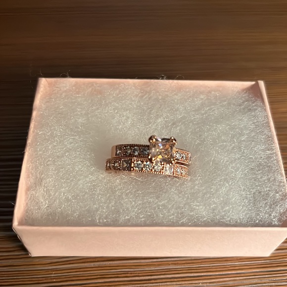 Amazing 2 ring set with rose quartz cubic zirconia stone on rose gold plating. - Picture 5 of 6